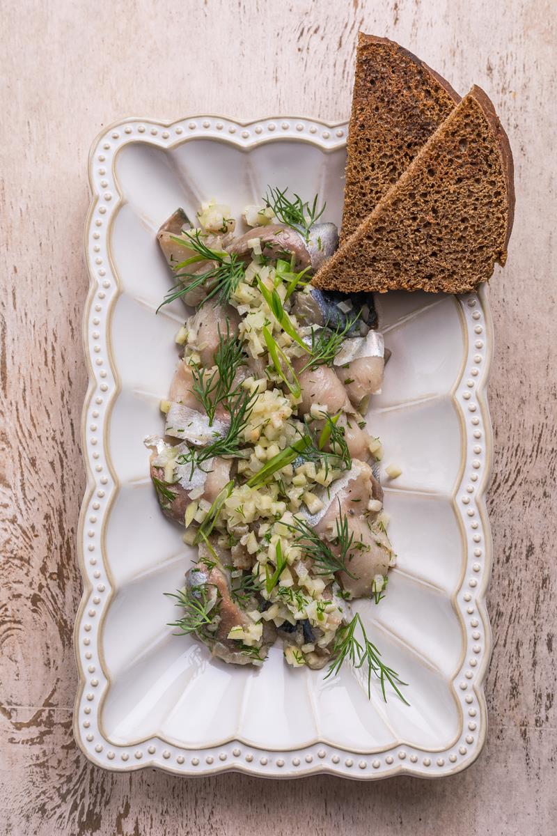 Скумбрия маринованная в яблоке с красным луком, укропом и гранатом