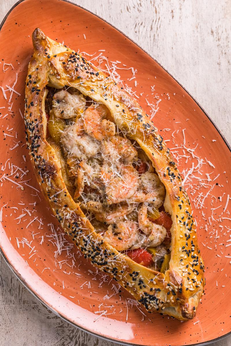 С креветками и чесночным соусом