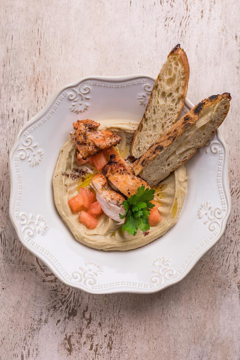 Тёплый хумус с цыплёнком, кинзой и острым перцем