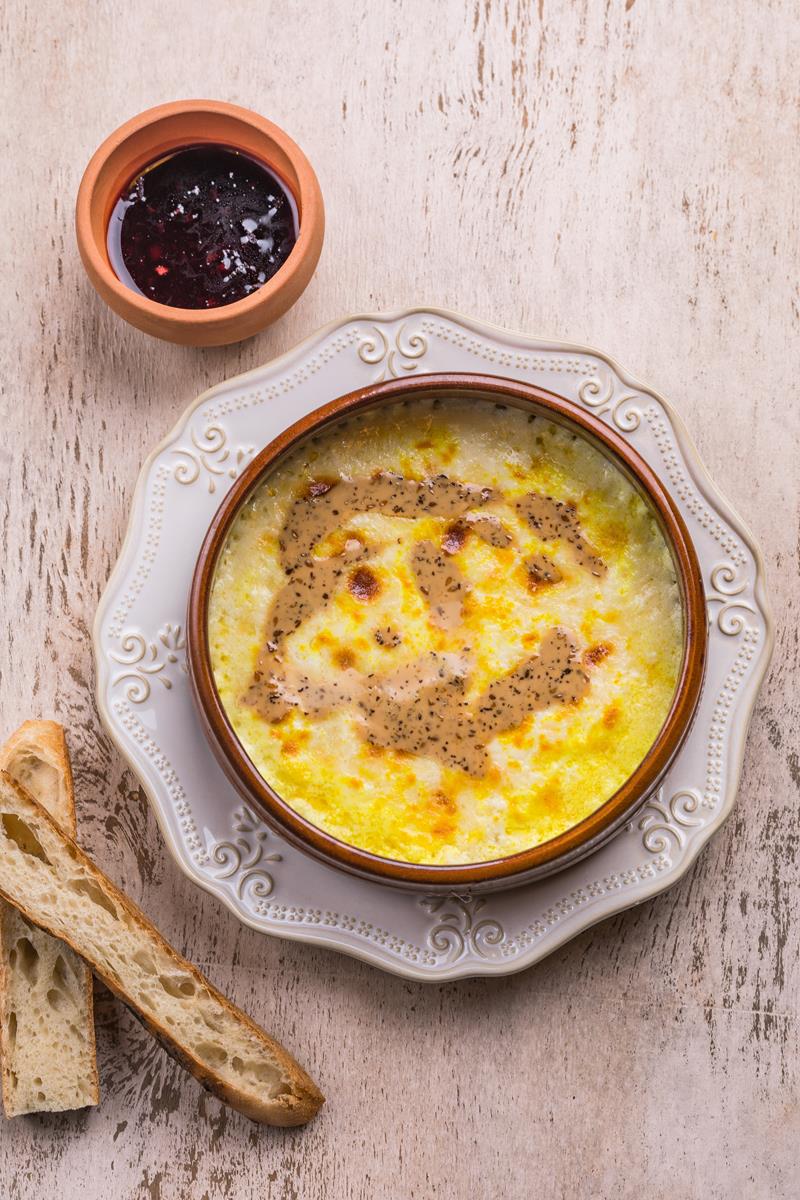 Запечённый сыр с с ореховым соусом и томатами